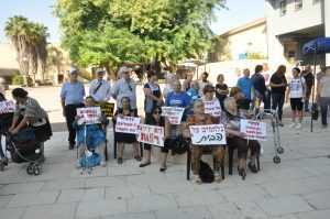 הקשישים בהפגנה. צילום: אורי גבאי