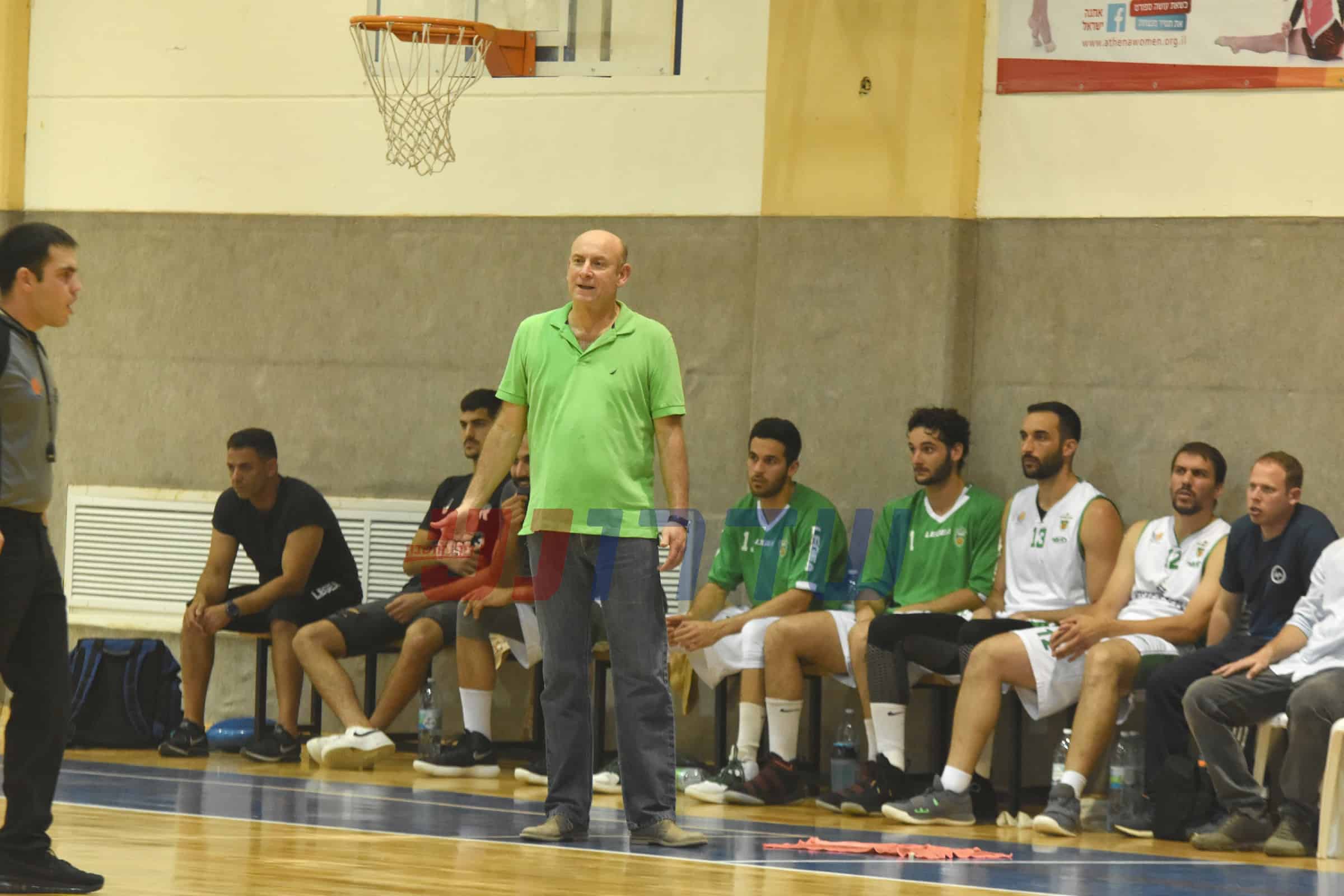 מאמן מכבי שדרות ישראל ברוך במהלך המשחק. צילום- אורי גבאי