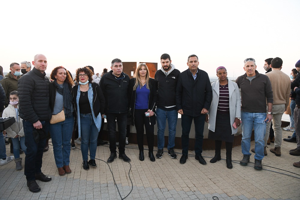 משפחות החללים עם ראש העיר, אלון דוידי והאלוף במיל' מיקי אדלשטיין. צילום: גולן סבג