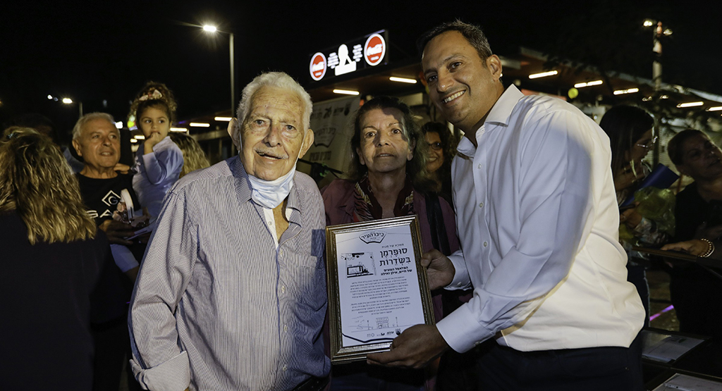 עם אלון דוידי בטקס סיפורה של חנות. צילום: יהודה פרץ