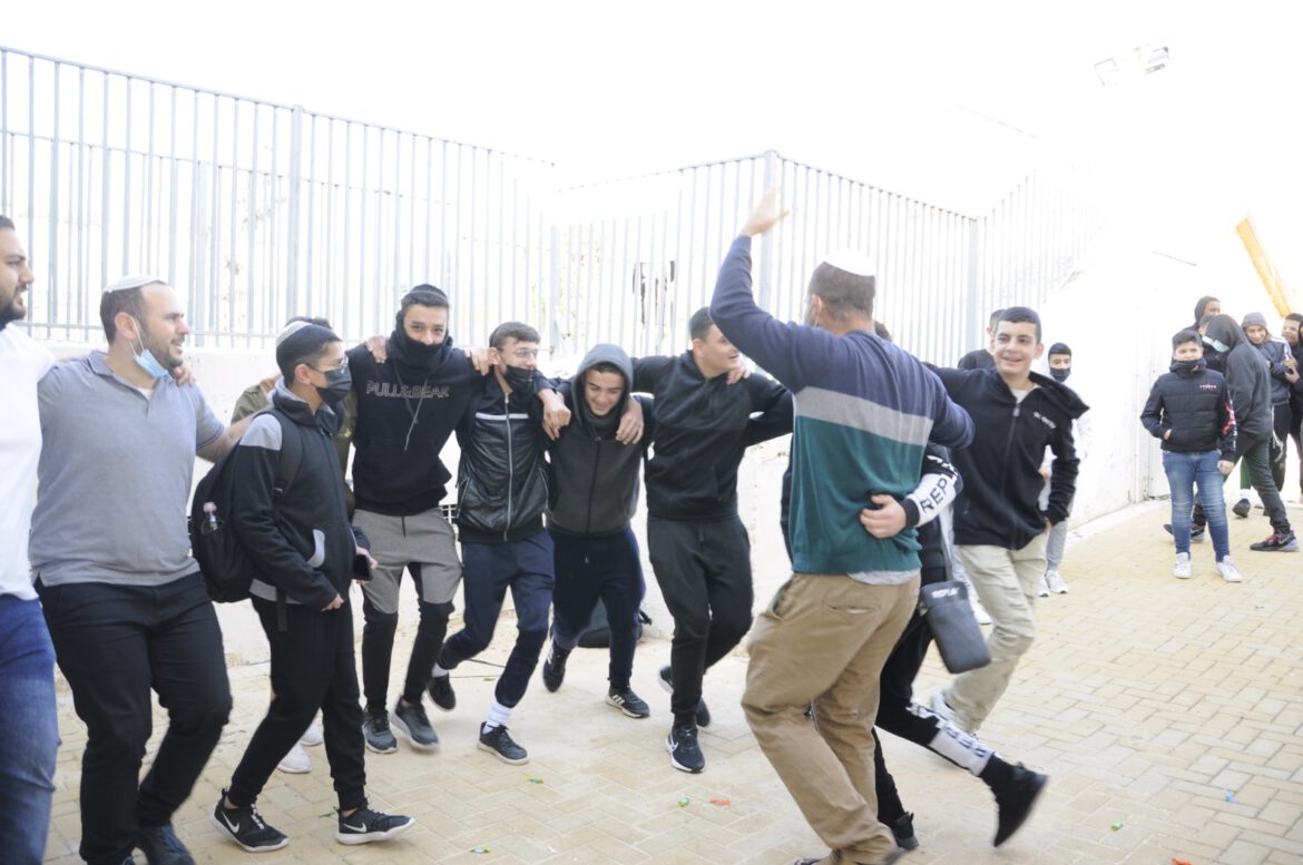 אמית בנים שדרות – התלמידים התגייסו לחגוג בר מצווה לחברם לכיתה