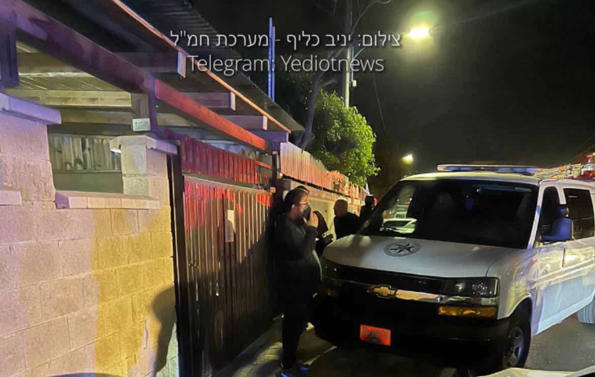 כוחות משטרה בכניסה לבית בשדרות. צילום: יניב כליף