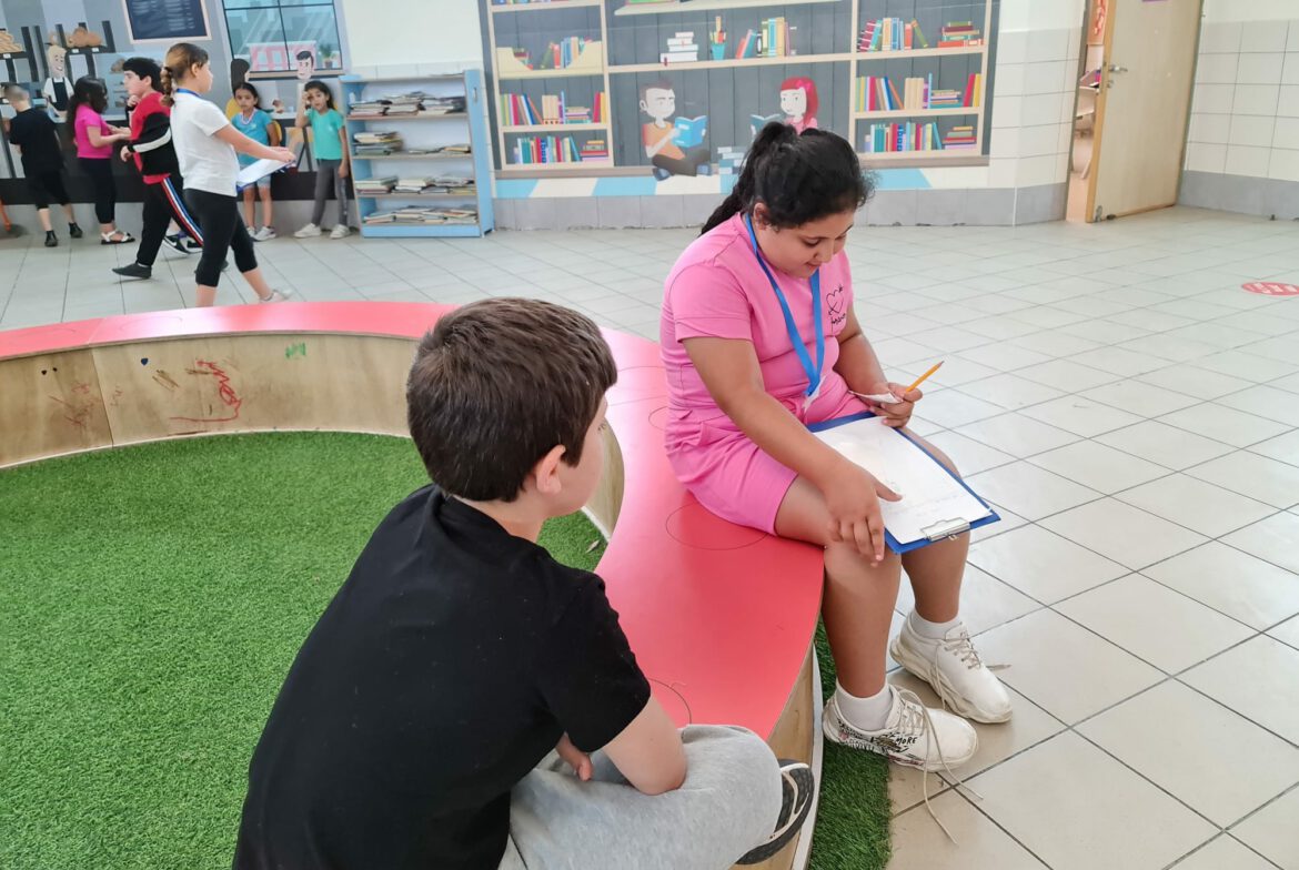 ילדי פותחים עתיד מתשאלים ילד בודד בהפסקה אם מי הוא רוצה לשחק צילום ענת מחנאי~1