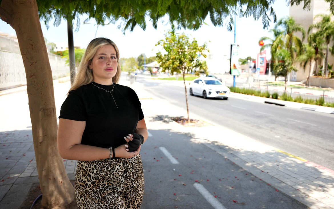 יעל גוטליב כמעט שנה אחרי במקום שבו ניצלו חייה. צילום: אורי גבאי