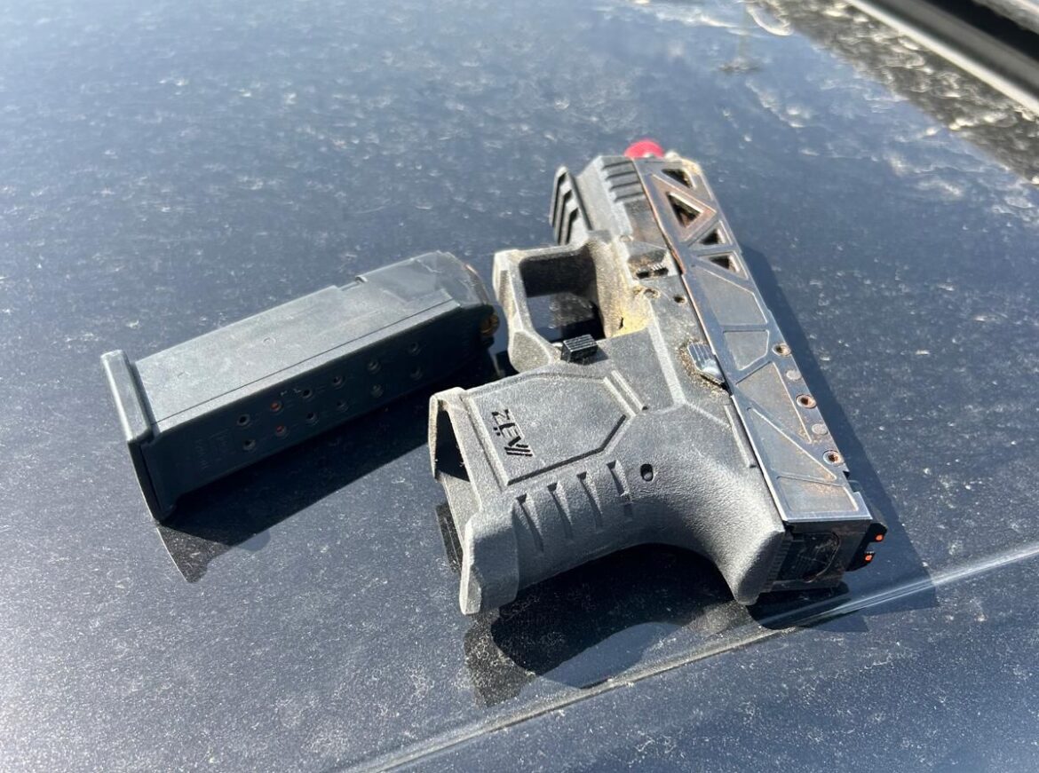 אקדח שנתפס. צילום: דוברות המשטרה