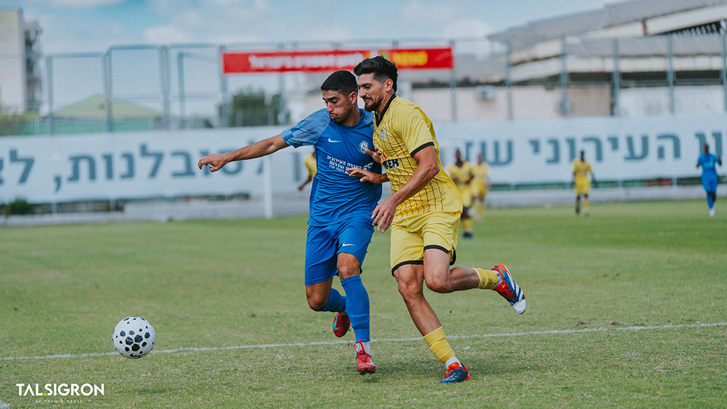 ירין אבוקסיס במאבק עם בלם בית שמש. צילום: טל סיגרון