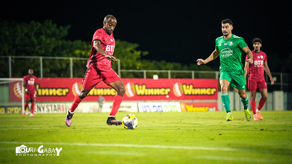 רואי אביטן לוחץ את זלקה. בישול ושער, יתרון 2:0. צילום: אורי גבאי