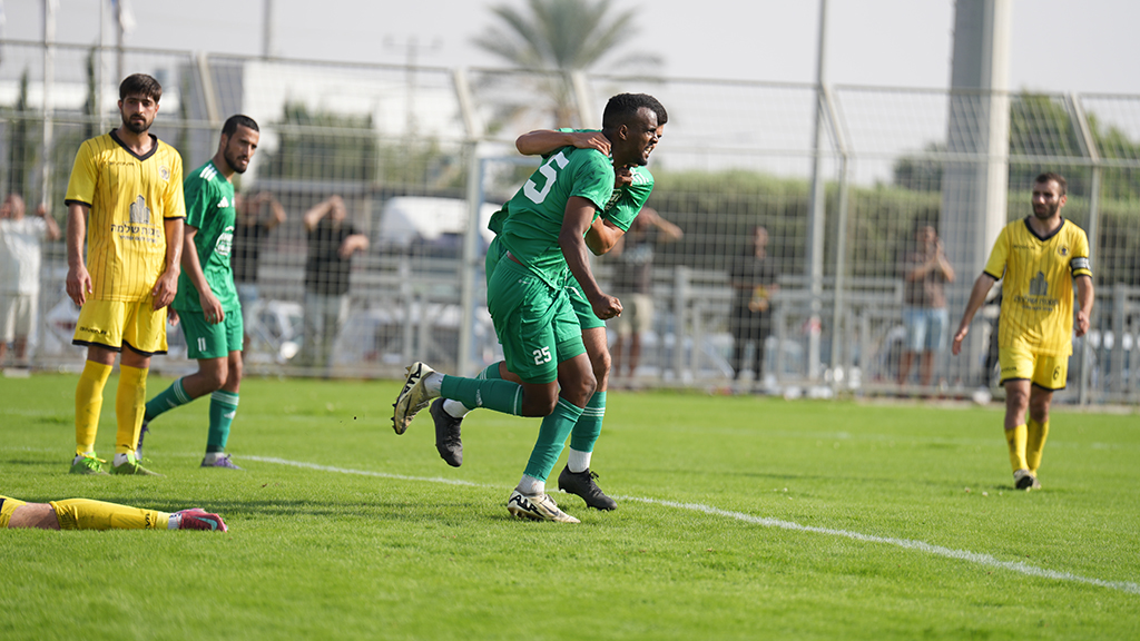 עידן אהדנני הבלם כובש את השני. צילום: אורי גבאי