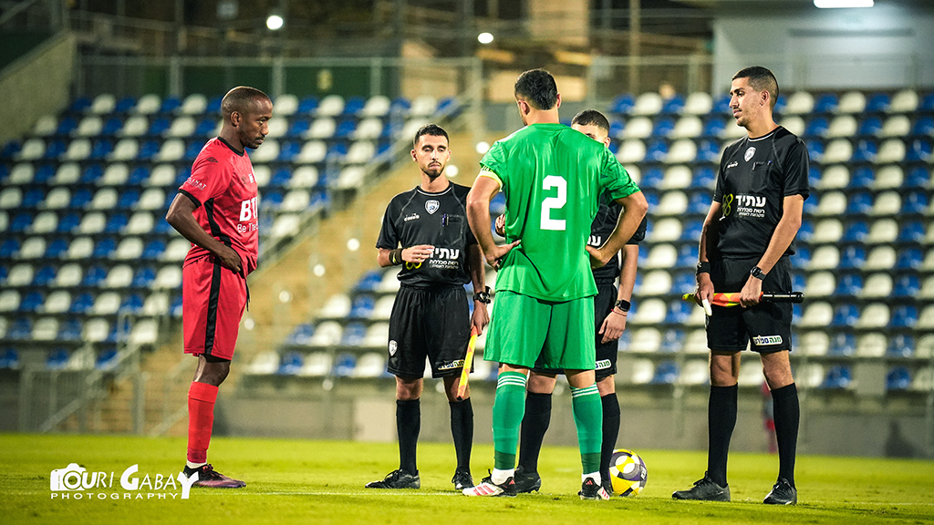פתיחת המשחק. הקפטן כרמל יונה לצידו של מנשה זלקה האגדי