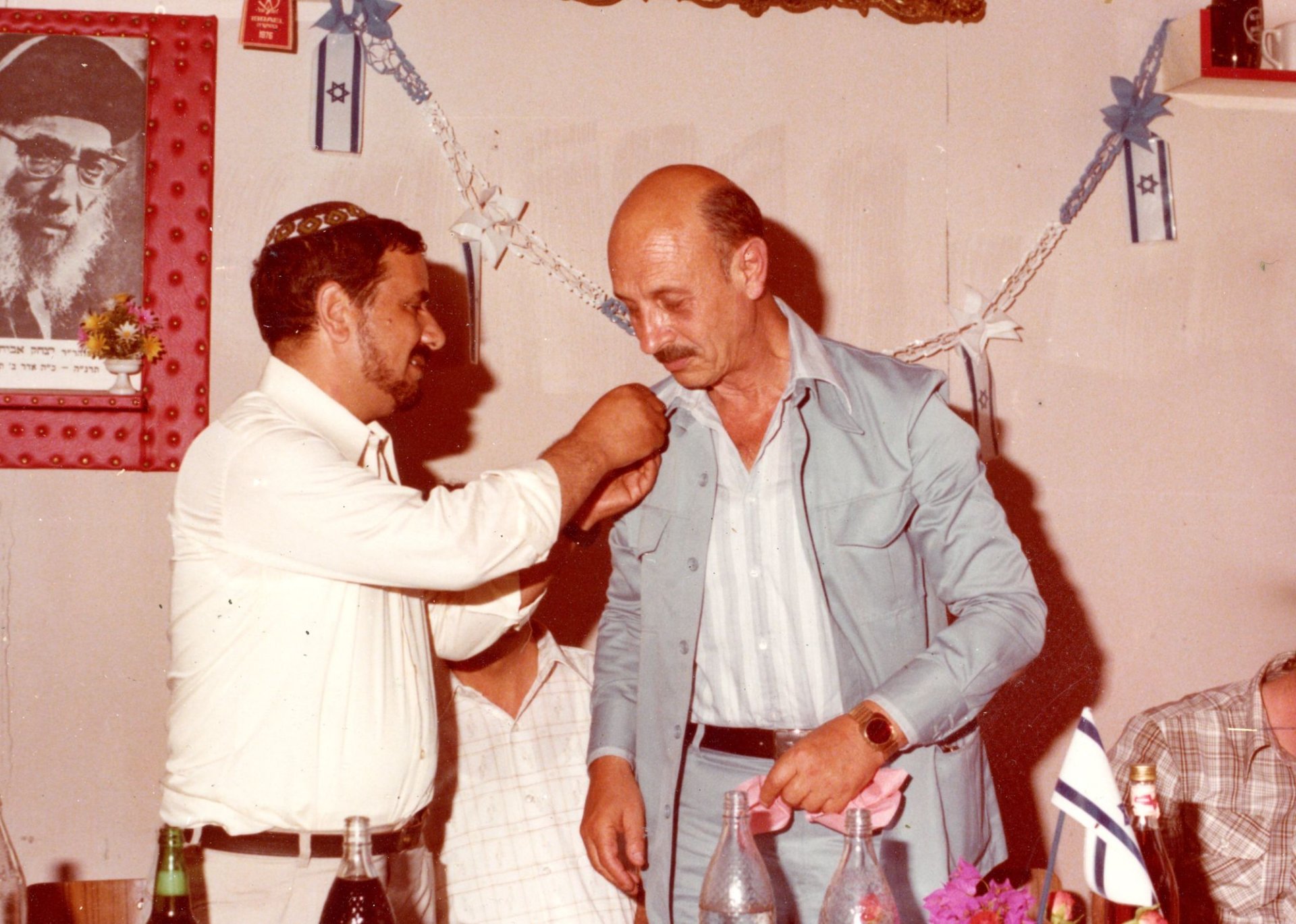 עמוס חנניה לצידו של יגאל ידין מ.מ ראש הממשלה ב-1980